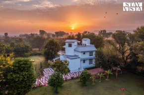 StayVista's Nature Ville - City Escape with Terrace-Balconies with View, Lawn & Gazebo
